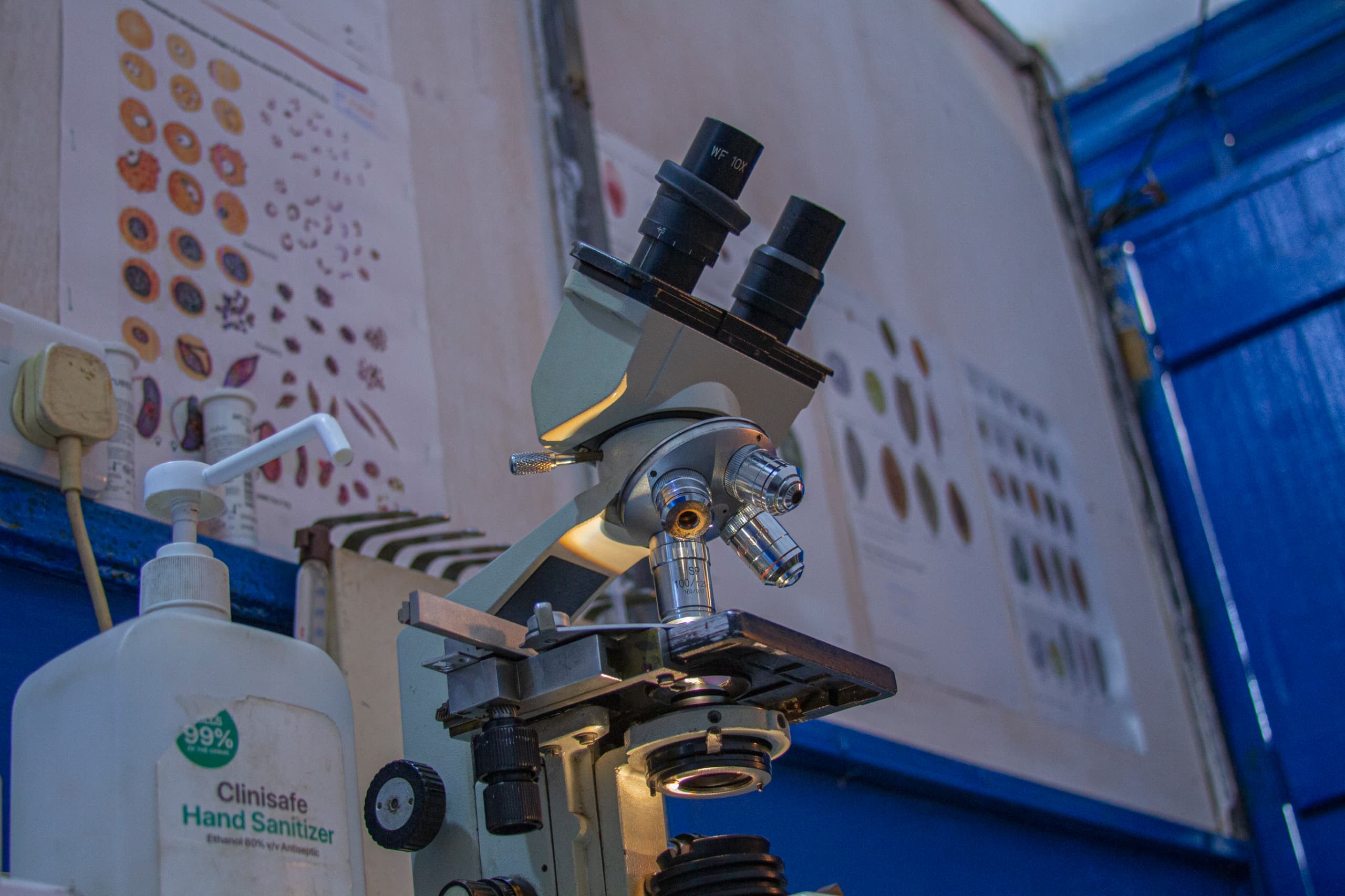 Binocular microscope on the Mysha lab bench